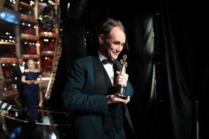 Mark Rylance tras recoger su Oscar al mejor actor de reparto.