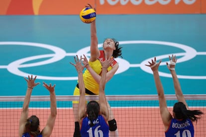 La china Hui Ruoqi golpea el balón durante la final de voleibol femenino contra Serbia.