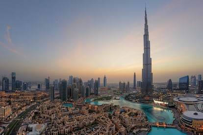 Seu nome é Burj Khalifa e ele está em Dubai (Emirados Árabes Unidos). Tornou-se o arranha-céu mais alto do mundo em 2007, quando a construção chegou ao último piso, atingiu sua altura máxima em em 2009 e foi inaugurado em 2010. Com 828 metros de altura e 163 andares, pulveriza o recorde do segundo edifício mais alto do mundo : o Taipei 101 em Taipei, com "apenas" 508 metros.