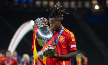 Nico Williams besa el trofeo de la Eurocopa, en el césped del Estadio Olímpico de Berlín.