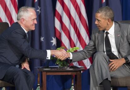 Obama saluda al primer ministro australiano en una reunión bilateral de la cumbre de la APEC, hoy en Manila.