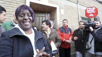 Una mujer muestra su emoción tras ser paralizado su desahucio el jueves en Zaragoza.