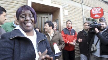 Una mujer muestra su emoci&oacute;n tras ser paralizado su desahucio el jueves en Zaragoza. 