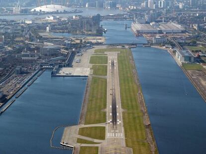 A pista de pouso e decolagem do aeroporto London City, ao lado do rio Tâmisa.
