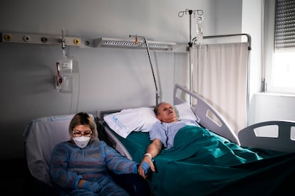 Nicoleta Bizega with her husband Pedro, in Torrejón Hospital, on November 25.  