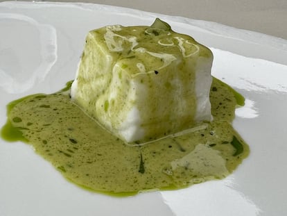 Lubina en salsa de hierbas silvestres del restaurante Muxgo. J.C. CAPEL