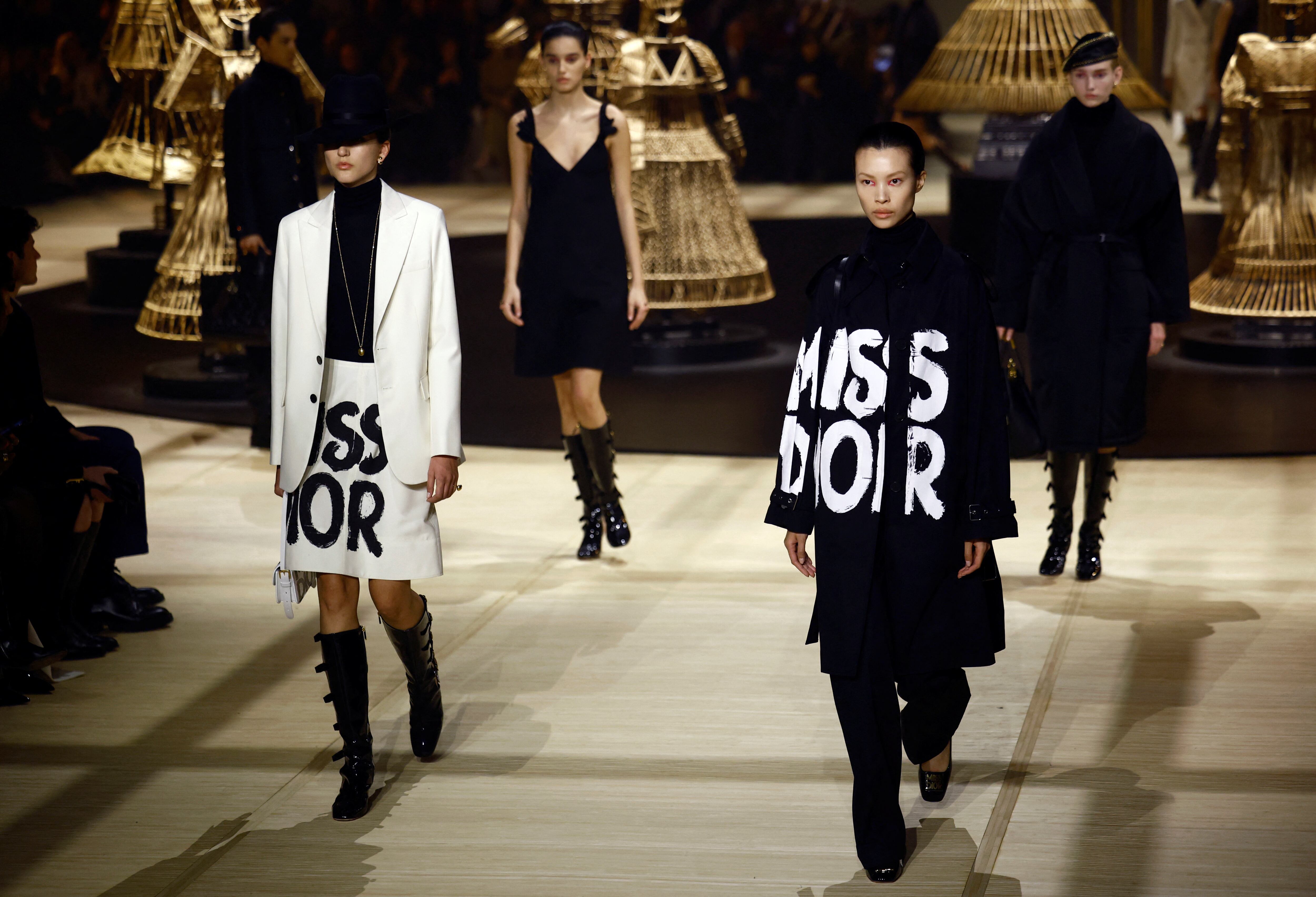 La nueva colección de Maria Grazia Chiuri está inspirada en Miss Dior, la colección de 'prêt-à-porter' que Marc Bohan, entonces director creativo de la casa francesa, lanzó en 1962.