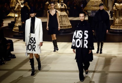 La nueva colección de Maria Grazia Chiuri está inspirada en Miss Dior, la colección de 'prêt-à-porter' que Marc Bohan, entonces director creativo de la casa francesa, lanzó en 1962.