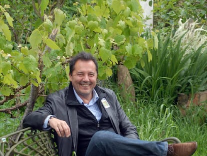 El candidato en un banco junto a la iglesia de Moeche.