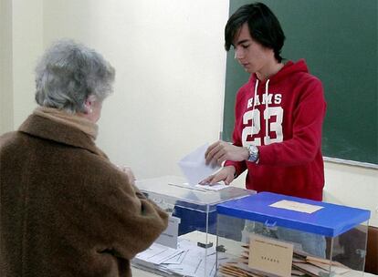 Una mujer ejerce su derecho al voto en la mesa electoral enstalada en el colegio de El Fontán de Oviedo.