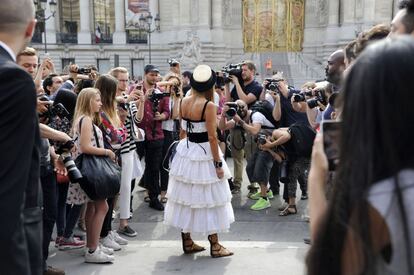 Una año más, lo que sucede en un desfile es casi tan fotografiado como sus asistentes. Las calles de París se llenan de fotógrafos a la búsqueda de las mejor vestidas y del 'street style' más llamativo. En la imágen, las puertas del Grand Palais de la capital francesa antes del inicio del desfile de Chanel.