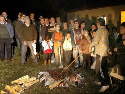 Los vecinos de Ribadulla, al comienzo del conflicto, durante la celebración de un magosto en el campo da festa.