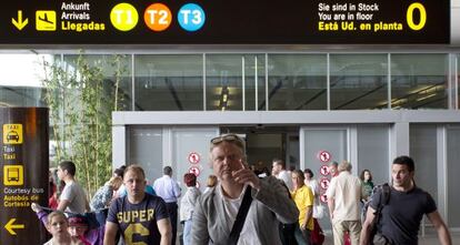 Un grupo de turistas en el aeropuerto de Málaga.