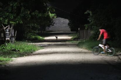 Un miembro de la pandilla Barrio 18 patrulla su vecindario de noche. Las maras hondureñas se enfrentan a diario para controlar más territorio.