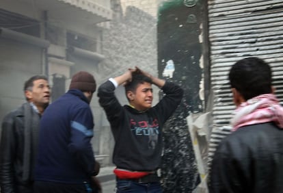 Un niño sirio reacciona después de un ataque aéreo en una zona rebelde de la norteña ciudad devastada por la guerra.