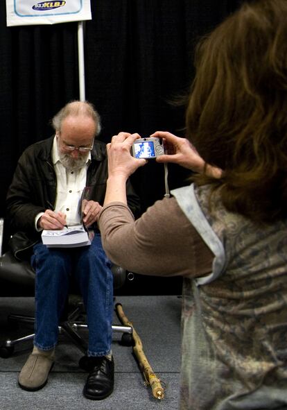 Gilbert Shelton firma una de sus obras durante el Festival SXSW en Austin, Texas, en 2010.