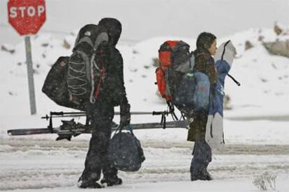 Una pareja de esquiadores camina por la nieve en la comarca del Alto Campoo (Cantabria).