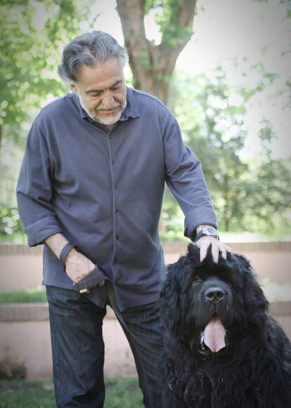 El cabeza de lista del PSOE al Ayuntamiento de Madrid, Pepu Hernández, ha colgado varias fotos en su perfil de Twitter paseando a su perro por uno de los parques cercanos a su casa de la capital.
