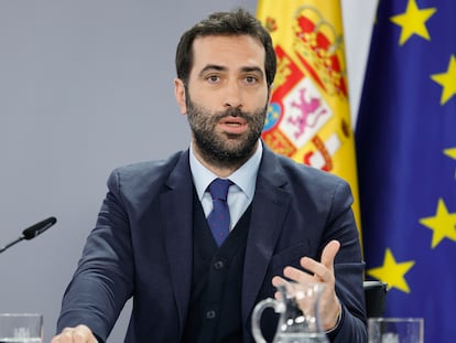 El ministro de Economía, Carlos Cuerpo durante la rueda de prensa posterior a la reunión del Consejo de Ministros, este martes en el Palacio de La Moncloa