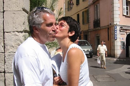 La británica Ghislaine Maxwell junto al multimillonario Jeffrey Epstein.