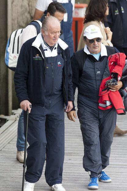 El rey Juan Carlos y Pedro Campos en Sanxenxo donde han probado el barco adquirido en Finlandia.