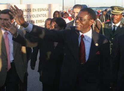 Teodoro Obiang (en primer plano), a su llegada al aeropuerto de Madrid en noviembre de 2006.