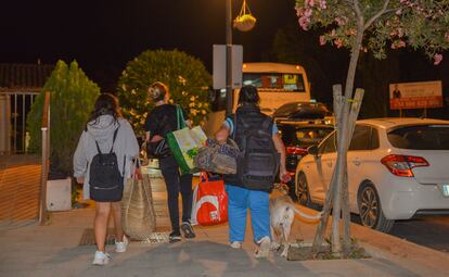 A media tarde del miércoles, las autoridades decidieron desalojar a los residentes de la urbanización Montemayor, a los que se sumaron después los de Marbella Club y Benahavís Hill. Finalmente, también se evacuó a los vecinos del casco urbano de Benahavís. En la foto, algunos habitantes de la localidad malagueña, tras abandonar sus hogares. 