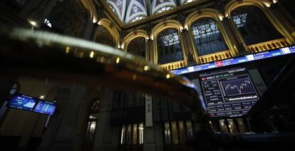 Un panel muestra la evolución del Ibex 35 en el Palacio de la Bolsa en Madrid.