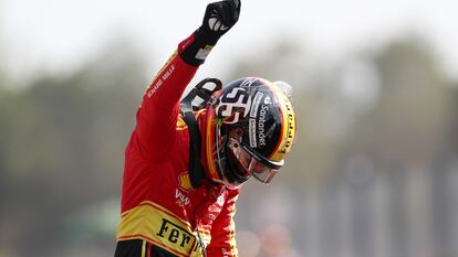 Carlos Sainz celebra tras conseguir la 'pole position' en el Circuito de Monza.