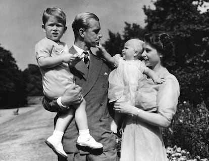 A princesa Elizabeth II e seu marido, o duque de Edimburgo, posam com seus filhos, o príncipe Charles e a princesa Anne, na residência de Clarence House em agosto de 1951.