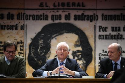 El senador del PP Eloy Suárez (en el centro), en el acto de constitución de la comisión de Investigación por el ‘caso Koldo’, este lunes en el Senado.