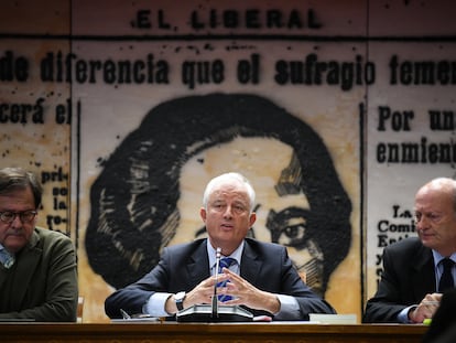 El senador del PP Eloy Suárez (en el centro), en el acto de constitución de la comisión de Investigación por el ‘caso Koldo’, este lunes en el Senado.