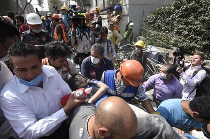 Una dona és traslladada després de ser rescatada d'entre la runa d'un edifici a Ciutat de Mèxic.