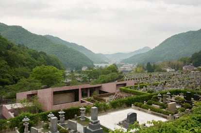 El cementerio está construido salvando las diferentes terrazas de nichos que salpican toda la montaña.