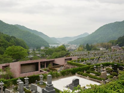El cementerio está construido salvando las diferentes terrazas de nichos que salpican toda la montaña.