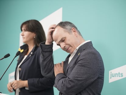 En primer plano, Jordi Turull, secretario general de Junts, y detrás, Laura Borràs, el pasado 7 de octubre, en la rueda de prensa tras la consulta interna sobre la permanencia en el Govern.