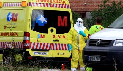 Imagen de la ambulancia que traslad&oacute; al pasajero sospechoso de &eacute;bola de un vuelo de Air France al Hospital Carlos III.