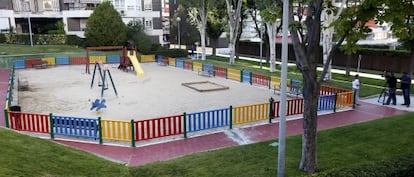 Parque infantil en una urbanización privada en la calle de Torquemada.