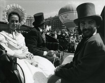 Personajes vestidos de época en el desfile de carrozas a su paso por la plaza de Colón, en 1986.