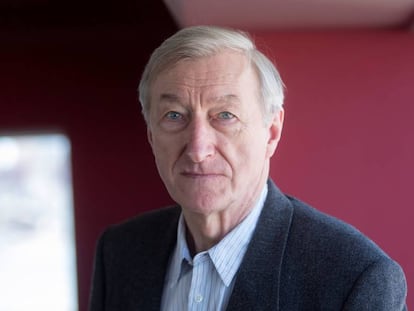 Julian Barnes recorre a la memòria per entendre per quina raó hi queda el que ha quedat.