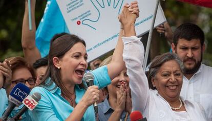 Machado y la candidata Pereira en los Teques este lunes.