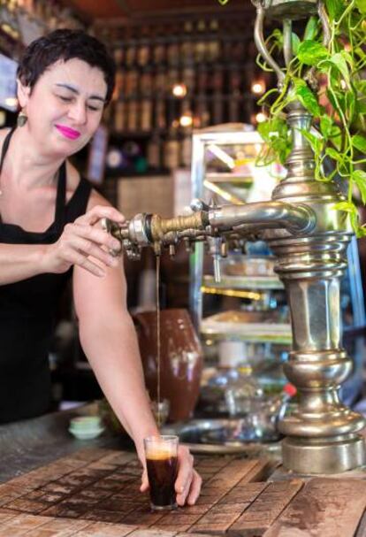 Vermut de grifo en la Taberna Ángel Sierra, en la plaza de Chueca.