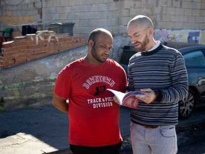 A la derecha, Cristóbal Ruiz, profesor de la Facultad de Educación, conversa con un vecino del barrio.