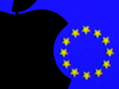 Un logotipo de Apple junto a una bandera de EU.