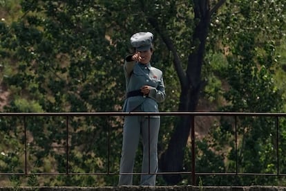 Um soldado norcoreana a orlas do rio, cerca da cidade de Sinuiju.