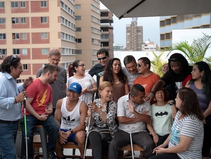 Los integrantes de la compañía de teatro sinVergüenza, integrada por personas con discapacidad visual , durante un ensayo en Lima (Perú), el 23 de marzo de 2023.
