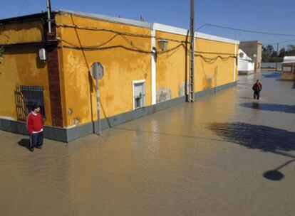 Dos hombres observan los daños producidos por el agua en la barriada jerezana de Lomopardo, una de las más afectadas por el temporal.
Vista de una de las carreteras comarcales cortadas ayer.