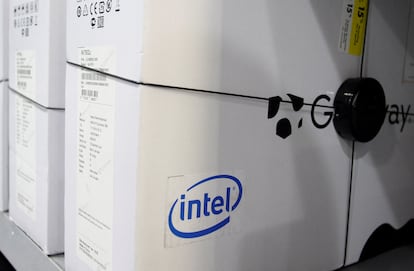 El logo de Intel, en la caja de un ordenador en Phoenix, Arizona, en una imagen de archivo.