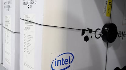El logo de Intel, en la caja de un ordenador en Phoenix, Arizona, en una imagen de archivo.