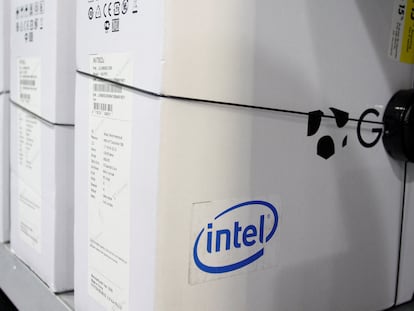 El logo de Intel, en la caja de un ordenador en Phoenix, Arizona, en una imagen de archivo.